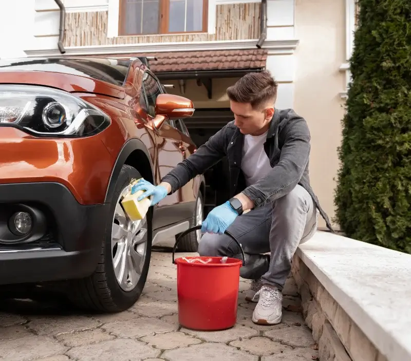 Lavage auto à domicile Apremont-la-Forêt : professionnel intervenant sur un véhicule